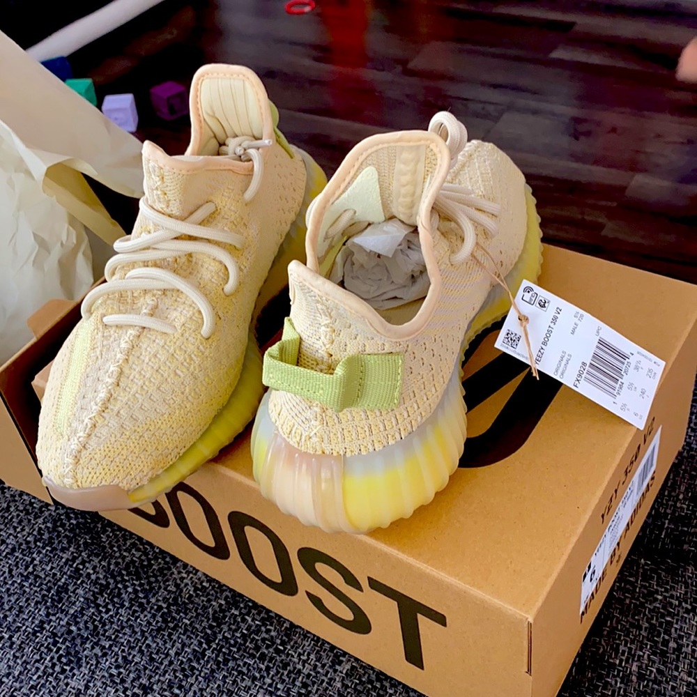 Yeezy • 350 V2 Flax - Picture 2 of 4